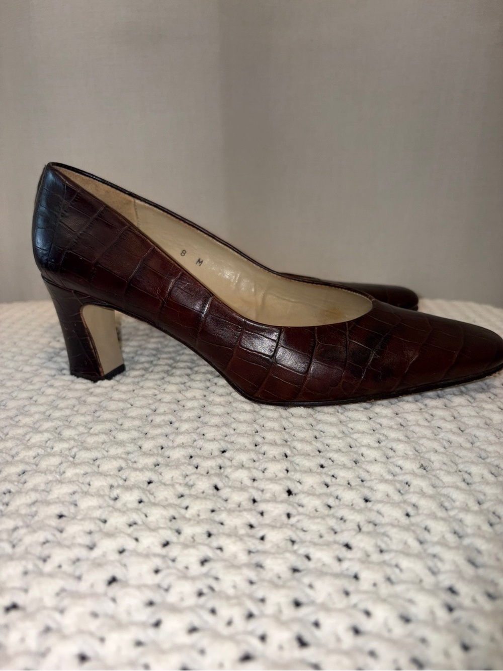 Etienne Aigner Women’s Burgundy Faux Alligator Leather Pumps w/3” Heel; Size 8 - Picture 3 of 8